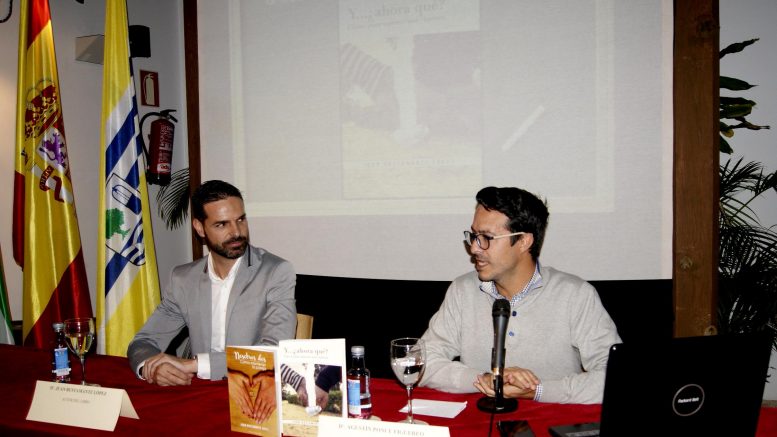 El concejal de Biblioteca Agustin Ponce a la derecha de la imagen durante su intervencion