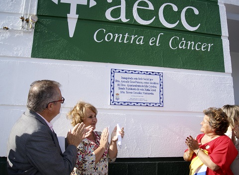 De derecha a izquierda la Alcaldesa la presidenta de la Junta Local de la AECC y el delegado de Salud descubren el azulejo