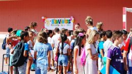 Algunos de los escolares entrando en las aulas desde el patio resize