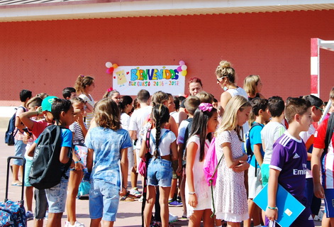 Algunos de los escolares entrando en las aulas desde el patio resize