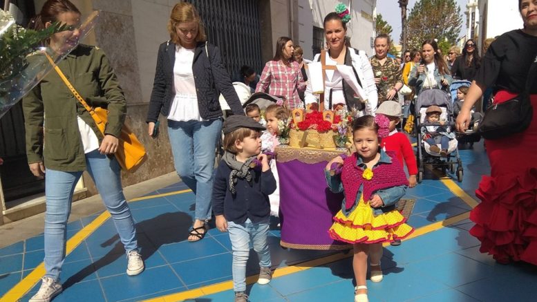 La celebración de Cruz de Mayo reúne a los pequeños de las Escuelas  Infantiles